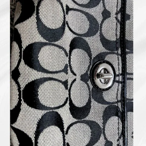 Coach Signature Canvas Wristlet New with Tags - Picture 3 of 3